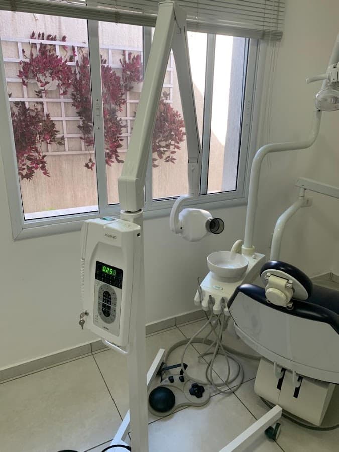 Equipamento odontológico em consultório bem iluminado.