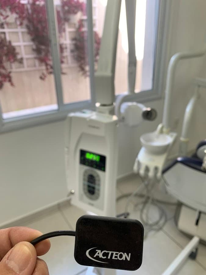 Equipamento odontológico em foco, bem iluminado.