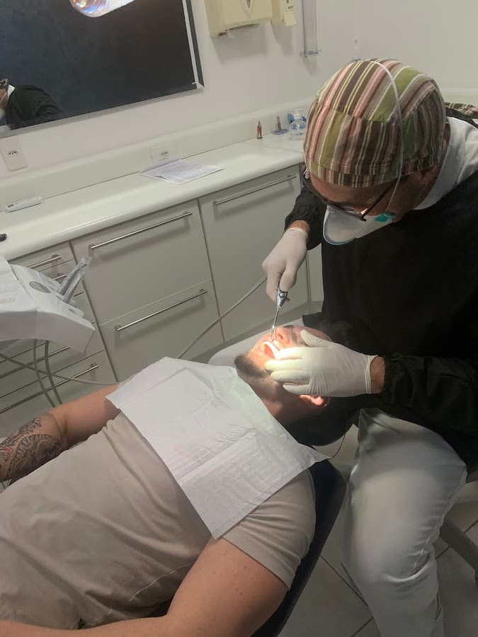 Dentista realizando um procedimento em um paciente.
